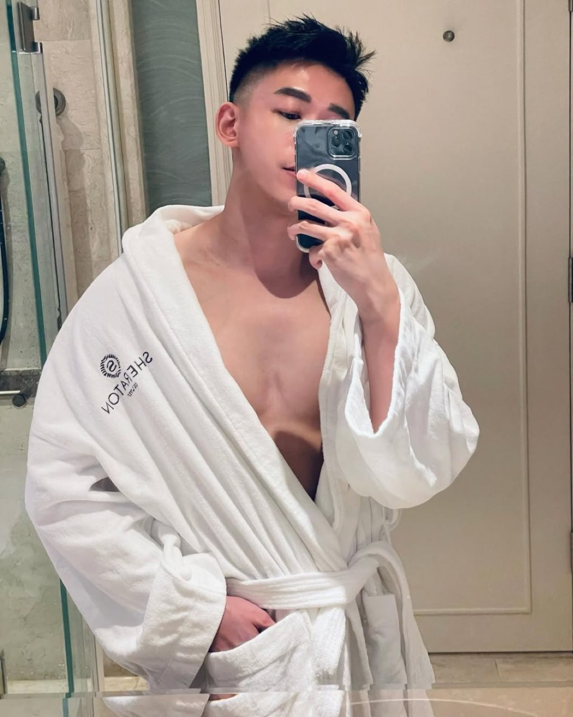 Mirror selfie live host